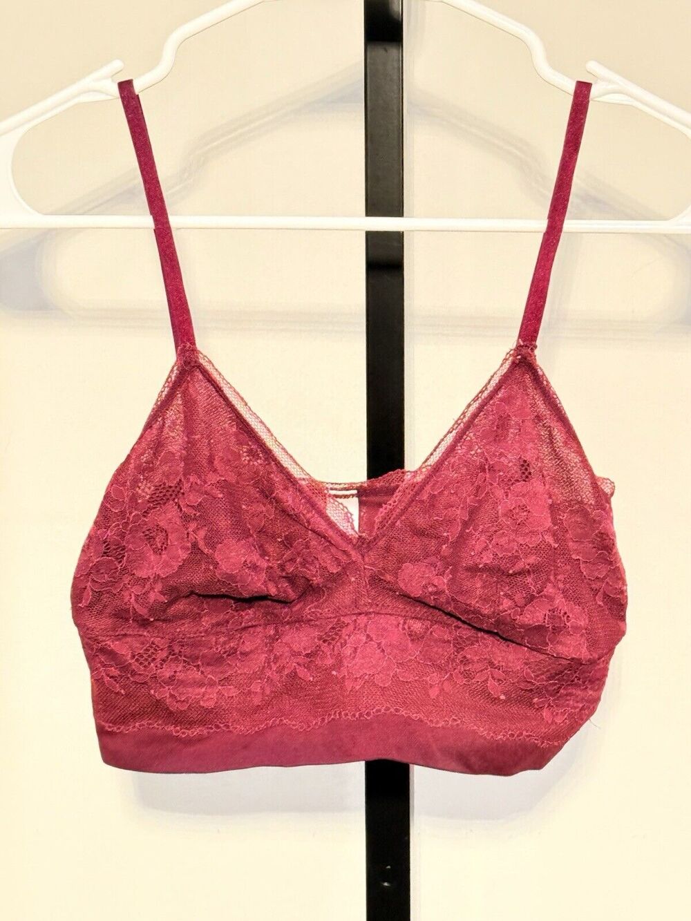 VICTORIAS SECRET BURGUNDY LACE BRALETTE WIREFREE S/P